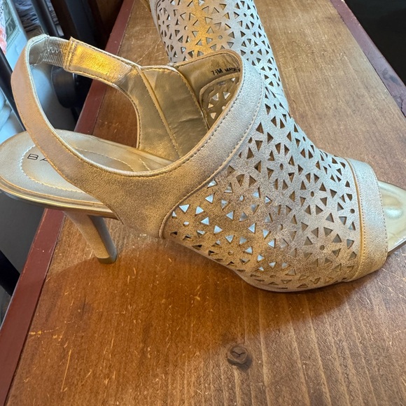 Bandolino Gold Heels with Chic Perforated Design Size 7.5 Gorgeous Heels Hott π₯ - Picture 16 of 16